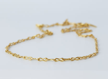 Ancilia Chain by Alexis Menten with 20k gold figure-of-eight shaped links handmade in an ancient style shown close up
